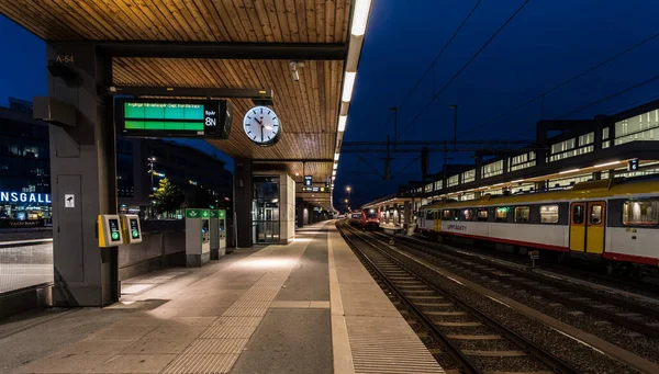 Uppsala Uppland Suecia 2019 Tren Esperando Plataforma Del Ferrocarril Uppsala —  Fotos de Stock