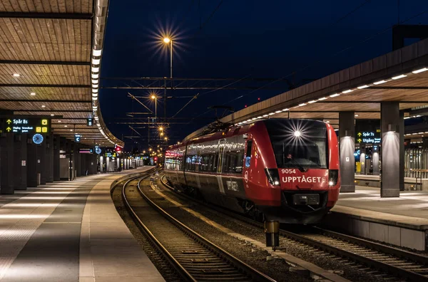 Uppsala Uppland Suecia 2019 Tren Esperando Plataforma Del Ferrocarril Uppsala —  Fotos de Stock
