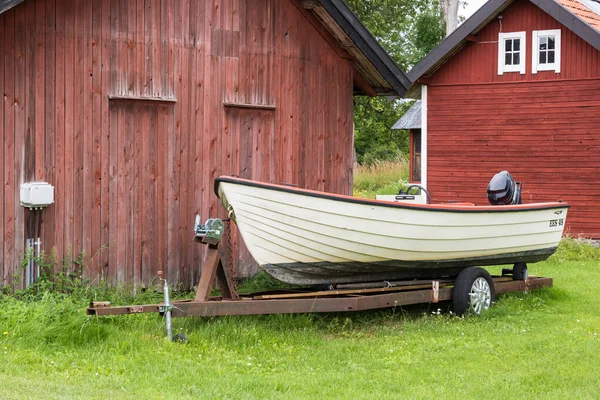 Forsmark Osthammar Svédország 2019 Kis Hajó Vörös Faházak — Stock Fotó