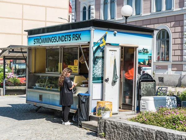 Hudiksvall, Halsingland, Gavleborg County - İsveç - 08 01 01 2019 Foodstand Balık Satıcısı
