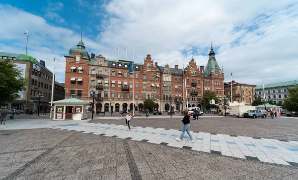 Sundsvall Vastnorrland County 2019 游客和当地人与市政厅一起走过主要的城市广场 — 图库照片