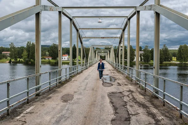 Segersta Bollnas Gemeente Zweden 2019 Vrouw Die Milleniumbrug Loopt — Stockfoto