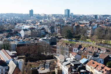 Brüksel Başkent Bölgesi - Belçika, 03 19 2022 - Güneşli bir sabahta Brüksel ufuk çizgisinin yüksek açılı görüntüsü
