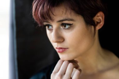 23 yaşında, kısa, boyalı saçlı, Brüksel, Belçika 'lı beyaz bir kadının moda portresi.