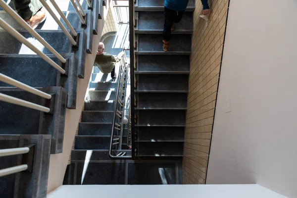 ブリュッセル首都圏 ベルギー 2022年3月19日 自然科学博物館の渦巻く階段を歩く人々 — ストック写真