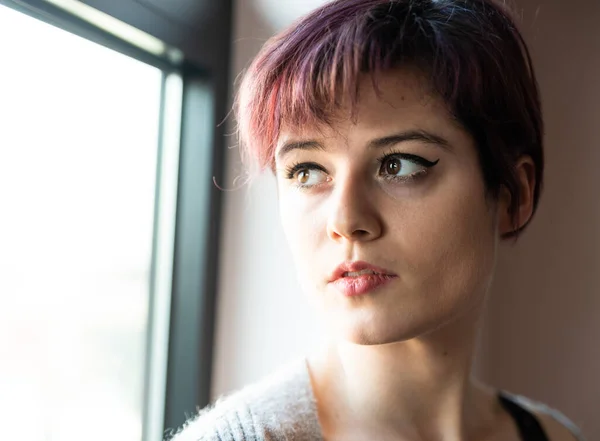 Retrato Casero Manera Una Mujer Blanca Años Con Pelo Corto —  Fotos de Stock