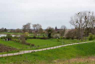 Hollanda 'nın Urmond, Hollanda çevresindeki tarlalardan geçen patika.