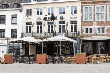 Tongeren, Limburg, Belçika - 04 04 04 2022 - Eski pazar meydanının tarihi cepheleri ve terasları