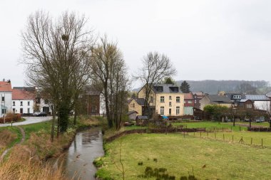 Bassenge, Liege, Belçika - 04 03 2022 - Walloon kırsalının ve Geer deresinin manzarası