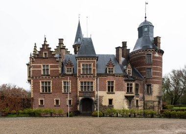 Mheer, Limburg, Hollanda - 04 05 2022 - Şato cephesi ve kuleleri, tuğla mirası inşaatı