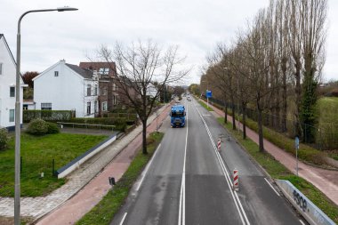 Maastricht, Limburg, Hollanda - 04 06 2022 - Maastricht banliyölerindeki N278 ulusal karayolu, yukarıdan alındı