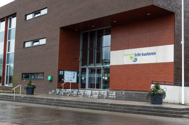 Echt, Limburg, Hollanda, 04 07 2022 - Yerel belediye binası cephesi