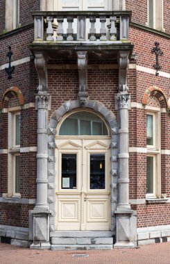 Echt, Limburg, Hollanda, 04 07 2022 Eski ahşap kapılı köşe bina