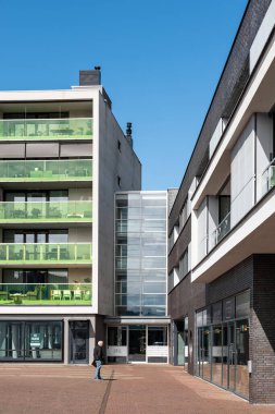 Echt, Limburg, Hollanda, 04 07 2022 - Mavi gökyüzüne karşı modern lüks apartman blokları