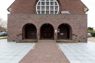 Dietere, Limburg, Hollanda - 04 07 2022 Saint Stefanus Katolik Kilisesi 'nin ön cephesi