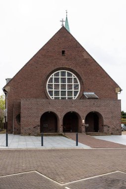 Dieteren, Limburg, Hollanda - 04 07 2022 Saint Stefanus Katolik Kilisesi 'nin ön cephesi