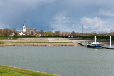 Kinrooi, Limburg, Belçika, 04 09 2022 - Maas nehrinin kıyısında köy manzaralı