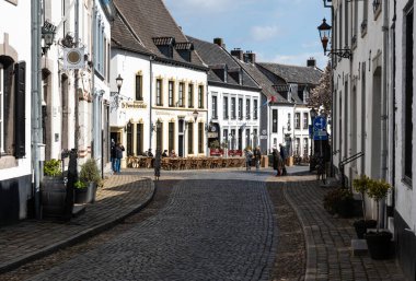 Thorn, Limburg, Hollanda, 04 09 2022 - Eski köy merkezindeki barların ve evlerin tarihi beyaz cepheleri