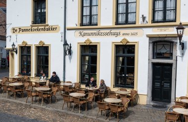 Thorn, Limburg, Hollanda, 04 09 2022 - Eski köy merkezindeki barların ve evlerin tarihi beyaz cepheleri