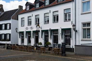 Thorn, Limburg, Hollanda, 04 09 2022 - Eski köy merkezindeki barların ve evlerin tarihi beyaz cepheleri