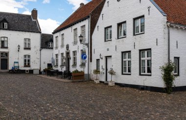 Thorn, Limburg, Hollanda, 04 08 2022 - Beyaz köydeki tarihi evler