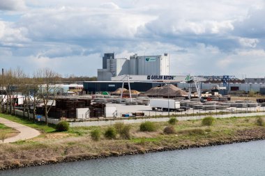 Maasbracht, Limburg, Hollanda - 04: 20 2022 - Maas nehrinin kıyılarında endüstriyel faaliyet