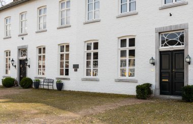 Stevensweert, Limburg, Hollanda - 04: 20 2022 Tarihsel ev ve restoranların tipik beyaz cepheleri
