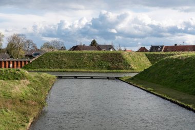 Stevensweert, Limburg, Hollanda - 04 20 2022 - Ortaçağ kaleleri ve yeşil çevreler