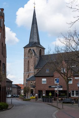 Waldfeucht, Kuzey Ren-Westphalia, Almanya - 04 20 2022 - Köy ve Katolik Kilisesi 'nin eski pazar meydanı