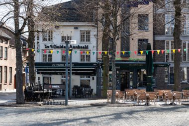 Maaseik, Limburg, Belçika - 04 12 2022 - Eski pazar meydanındaki teraslar ve tarihi binalar
