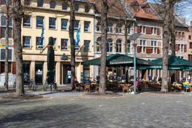 Maaseik, Limburg, Belçika - 04 12 2022 - Eski pazar meydanındaki teraslar ve tarihi binalar