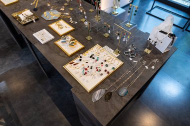 Brüksel Eski Kent, Brüksel Başkent Bölgesi, Belçika - 05 07 2022 Rafı ve Mixage Creator Concept Store 'da el yapımı mücevherler