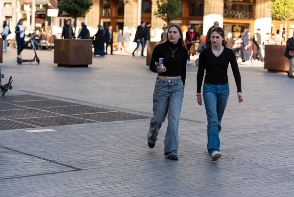 Brüksel Eski Kent, Brüksel Başkent Bölgesi, Belçika - 03: 15 2022 - Eski şehrin alışveriş caddelerinde yürüyen iki genç arkadaş