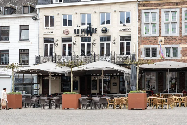 Tongeren, Limburg, Belçika - 04 04 04 2022 - Eski pazar meydanının tarihi cepheleri ve terasları