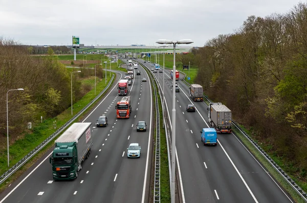 Oud-Roosteren, Limburg, Hollanda - 04 06 2022 - Arabaları ve kamyonları olan işlek N296 otoyolu