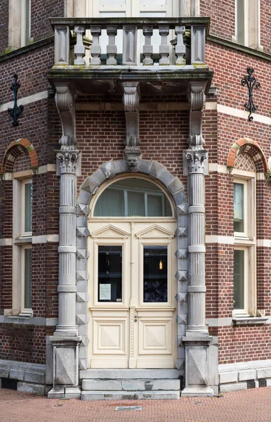 Echt, Limburg, Hollanda, 04 07 2022 Eski ahşap kapılı köşe bina