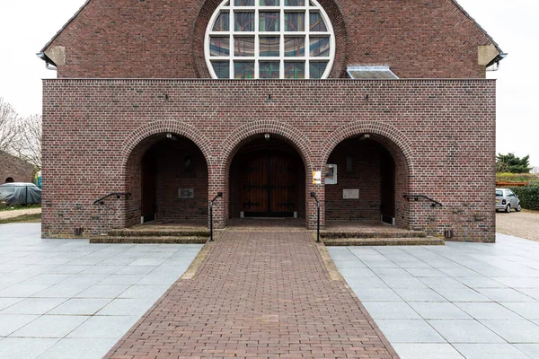 Dietere, Limburg, Hollanda - 04 07 2022 Saint Stefanus Katolik Kilisesi 'nin ön cephesi