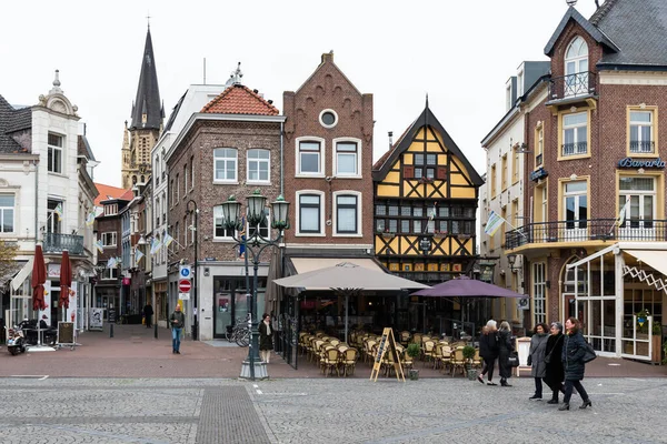 Sittard, Limburg, Hollanda - 04 08 2022 - Eski pazar meydanı ve yerel turistler