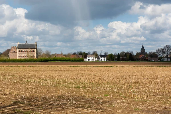 Ohe Laak Limburg Oland 2022年09月 農村部のフィールドと村の歴史的建造物 — ストック写真