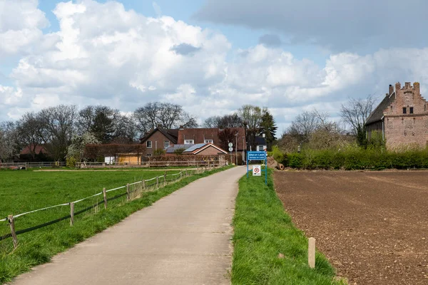 Ohe Laak Limburg Oland 2022 農地に囲まれた村の入り口のフィールドを通るサイクリングトレイル — ストック写真