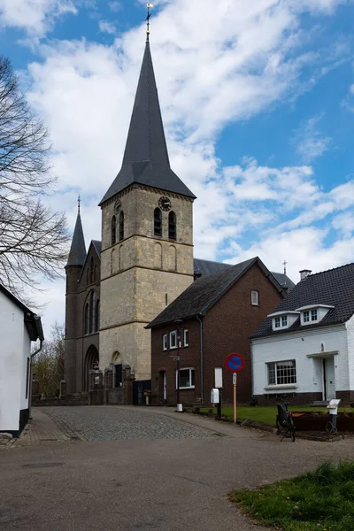 Kessenich, Kinrooi, Belçika, 04 09 2022 - Kilise kulesi olan eski köyün tarihi binaları