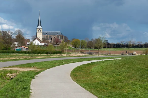 Kinrooi Limburg ベルギー 2022 村の中心部への空の歩行歩道 — ストック写真