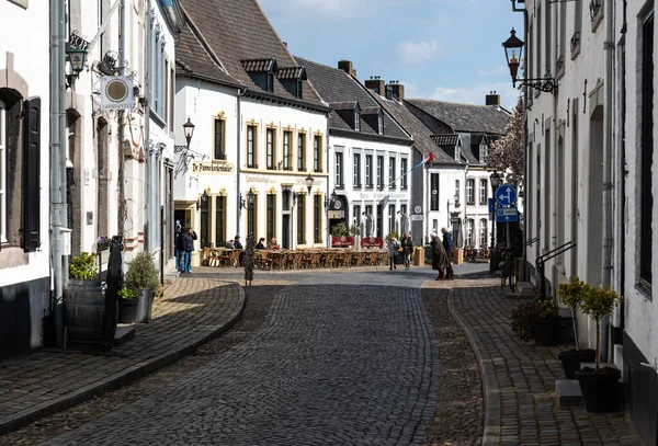 Thorn, Limburg, Hollanda, 04 09 2022 - Eski köy merkezindeki barların ve evlerin tarihi beyaz cepheleri