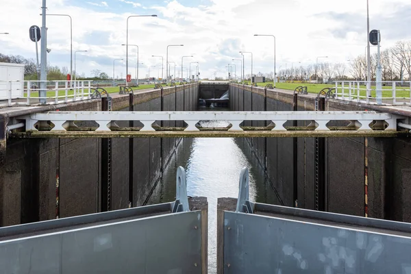 Maasbracht Limburg Netherlands 2022 Large Sluice Gate Small Vessel Passing — Stockfoto