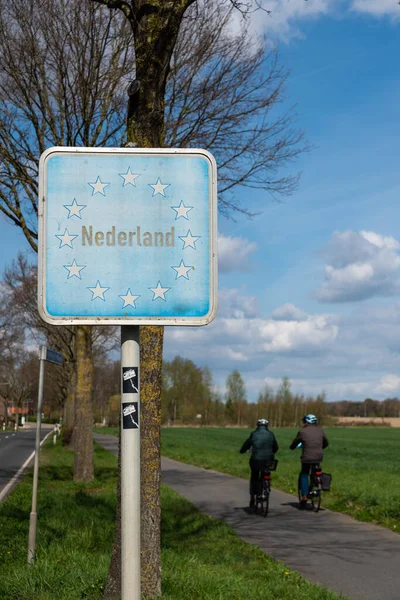 Echterbosch, Limburg, Hollanda - 04 20 2022 - Hollanda 'nın Hollanda - Almanya sınırı