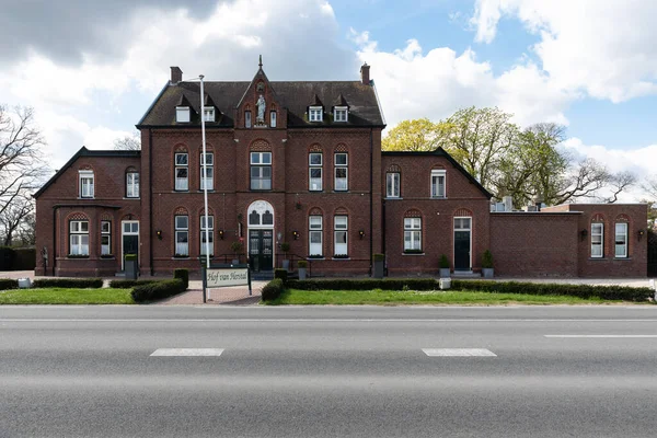 Echt, Limburg, Hollanda - 04: 20 2022 Hof Van Herstal Şatosu, şimdi lüks bir restoran.