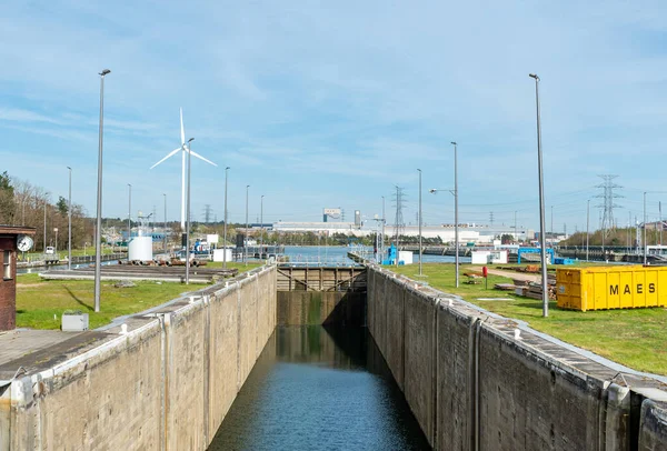 Genk, Limburg, Belçika - 04 12 2022 - Limana yakın endüstriyel kargo gemileri için su baskını