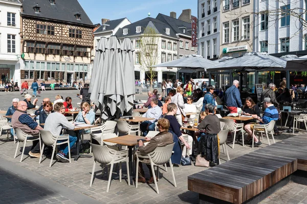 Hasselt, Limburg, Belçika - 04 12 2022 - Sıcak bir bahar gününde eski kasabadaki yoğun kafe terasları