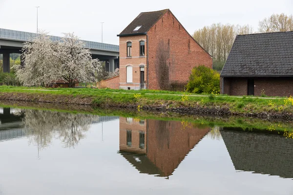 Wilsele Región Flamenca Brabante Bélgica 2022 Reflejando Casas Canal Lovaina —  Fotos de Stock