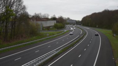 Bunde, Limburg, Hollanda - 04 06 2022 - A2 - asfalt ve trafiği olan E25 karayolu, bir köprüden alındı